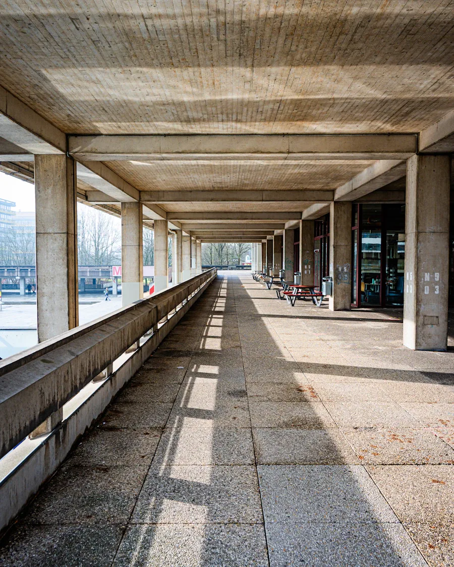 Luz solar a lo largo de una galería de columnas de hormigón