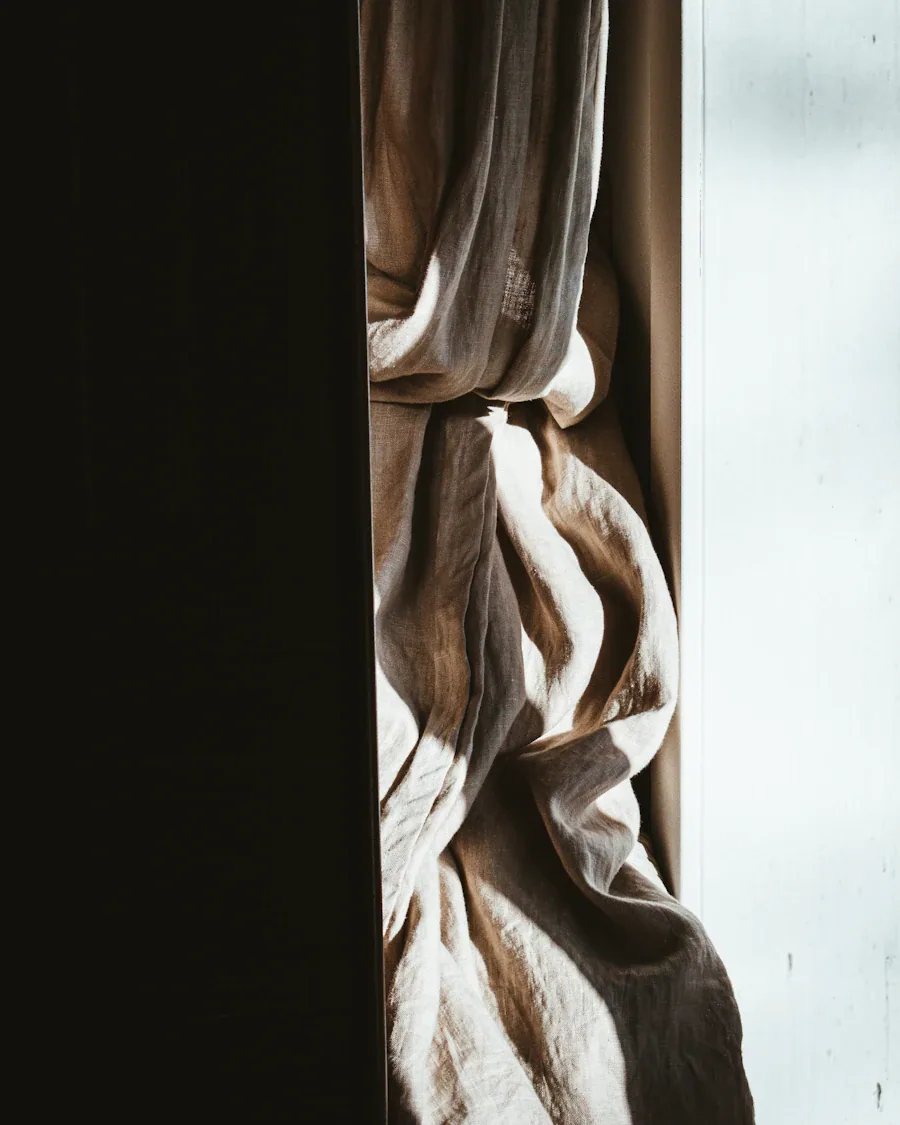 Luz que atraviesa cortinas de lino