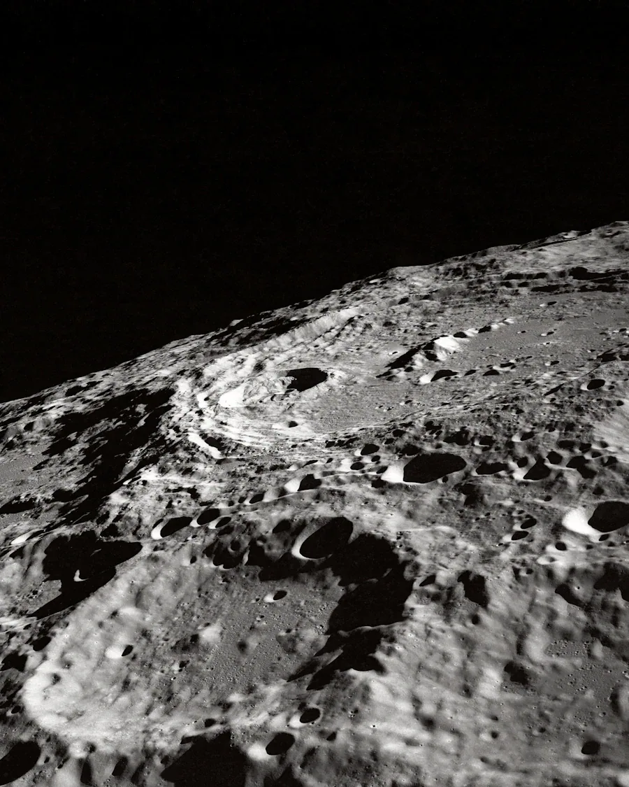 Cráteres y sombras sobre la superficie lunar