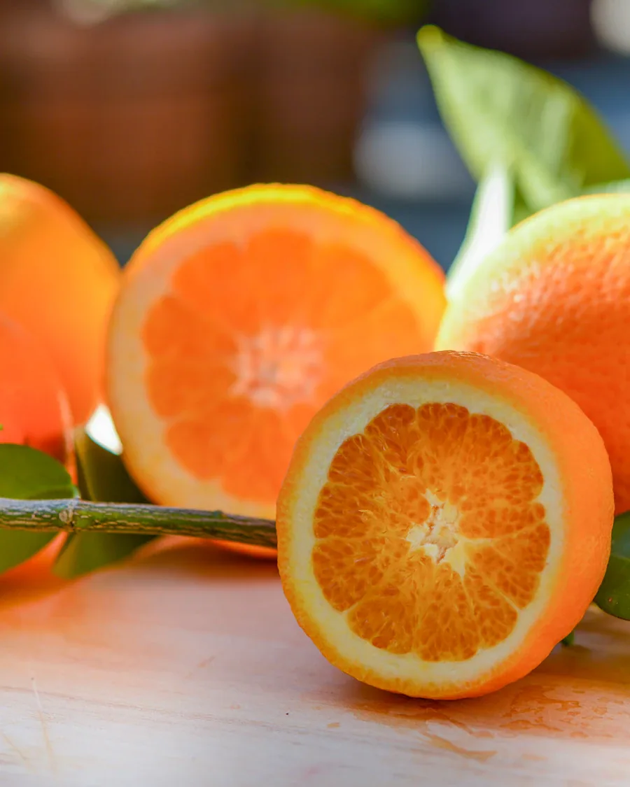 Naranjas frescas cortadas con hojas verdes