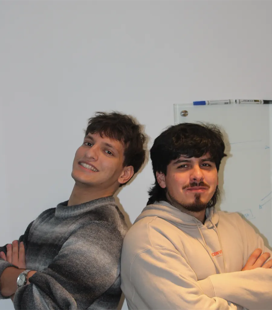 Dos integrantes del equipo espalda con espalda