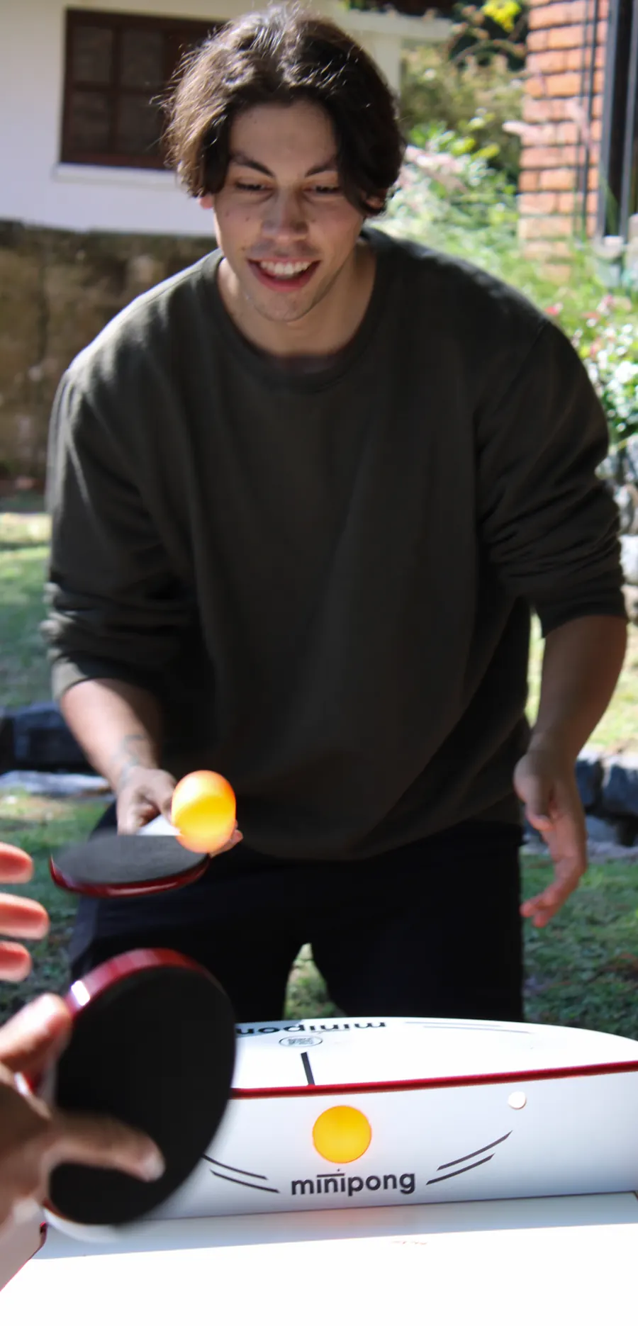 Partido de ping pong en el patio