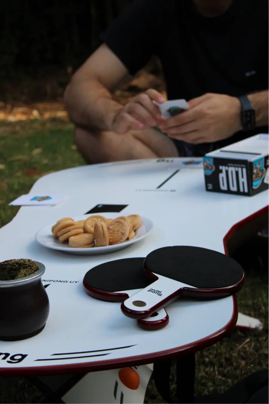 Mesa de ping pong con mate y bizcochos