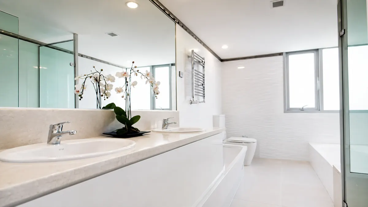 Nueva Alianza: marble bathroom interior